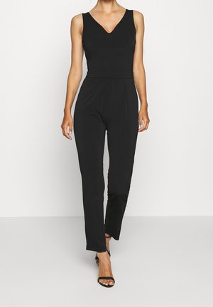 Jumpsuit noir avec un décolleté en V, sans manches, taille cintrée et silhouette à jambes droites. Tissu lisse et détails minimaux.