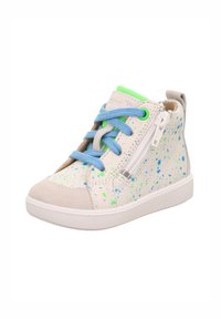 Hoge sneaker in crème met groene en blauwe verfspetters, voorzien van een grijze suede neus, blauwe veters en een ritsluiting aan de zijkant.