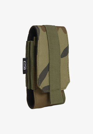 Bolsa táctica con un patrón de camuflaje en lona verde y marrón, con un cierre de solapa seguro y una correa lateral para su sujeción. Durable y ligera.