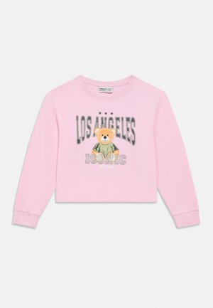 Roze cropped sweatshirt met lange mouwen, een teddybeerafbeelding en de tekst "Los Angeles Iconic" aan de voorkant.