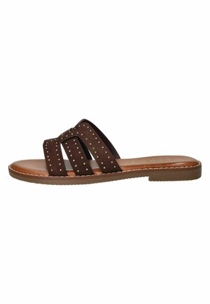 Bruine platte slidesandaal met dubbele brede banden, voorzien van kleine gouden studs en een gestikte zool.