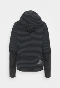 Sweat à capuche rayé noir et gris foncé à manches longues, avec une capuche et un petit logo Adidas blanc avec texte sur le bas du dos, côté droit.