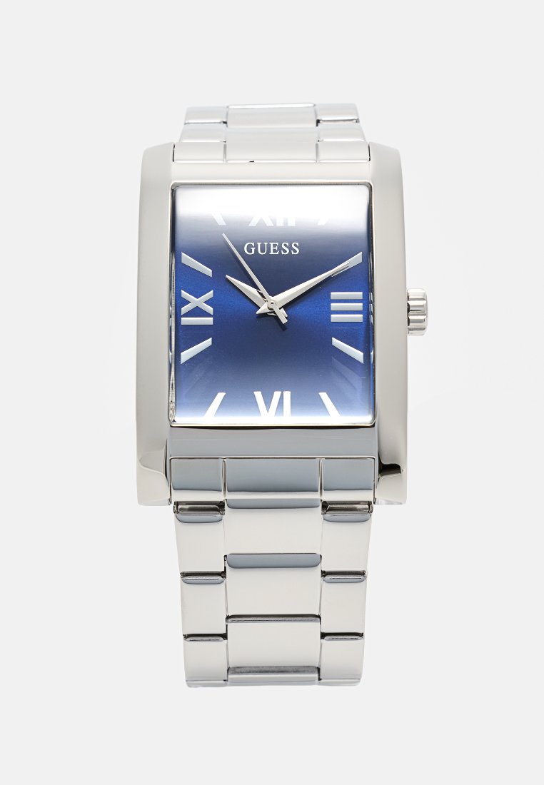 Reloj de acero inoxidable plateado con caja rectangular, esfera degradada azul, números romanos y brazalete de metal pulido.