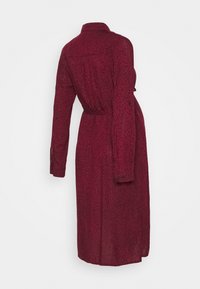 Burgunderrotes Hemdblusenkleid mit tailliertem Gürtel, langen Ärmeln und strukturiertem Muster. Verfügt über einen Kragen und eine fließende Silhouette.