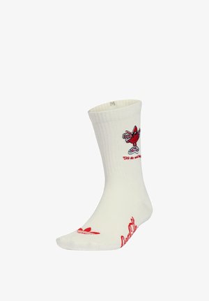 Weißer Mid-Calf-Socken mit rotem Cartoon-Charakter, der eine Kamera hält, und rotem Text sowie Logo in der Nähe vom Knöchel und Fuß.