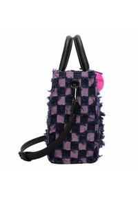 Geruite tas in roze en marineblauw, met een rafelige textuur, zwarte leren handvatten en een afneembare schouderband. Accentuated met een roze detail.