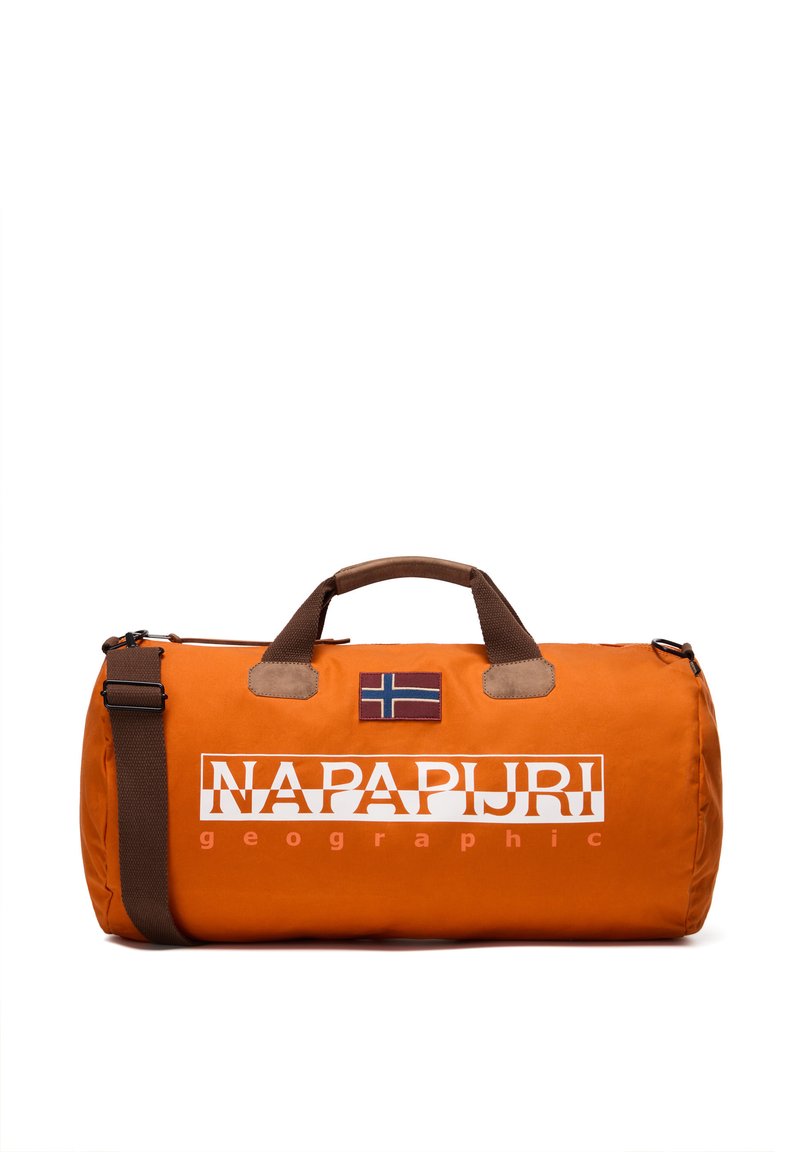 Oranssi säilytyslaukku, jossa on tummanruskeat kahvat ja säädettävä olkahihna. Laukussa on Norjan lipun sauma sekä valkoinen logo edessä.