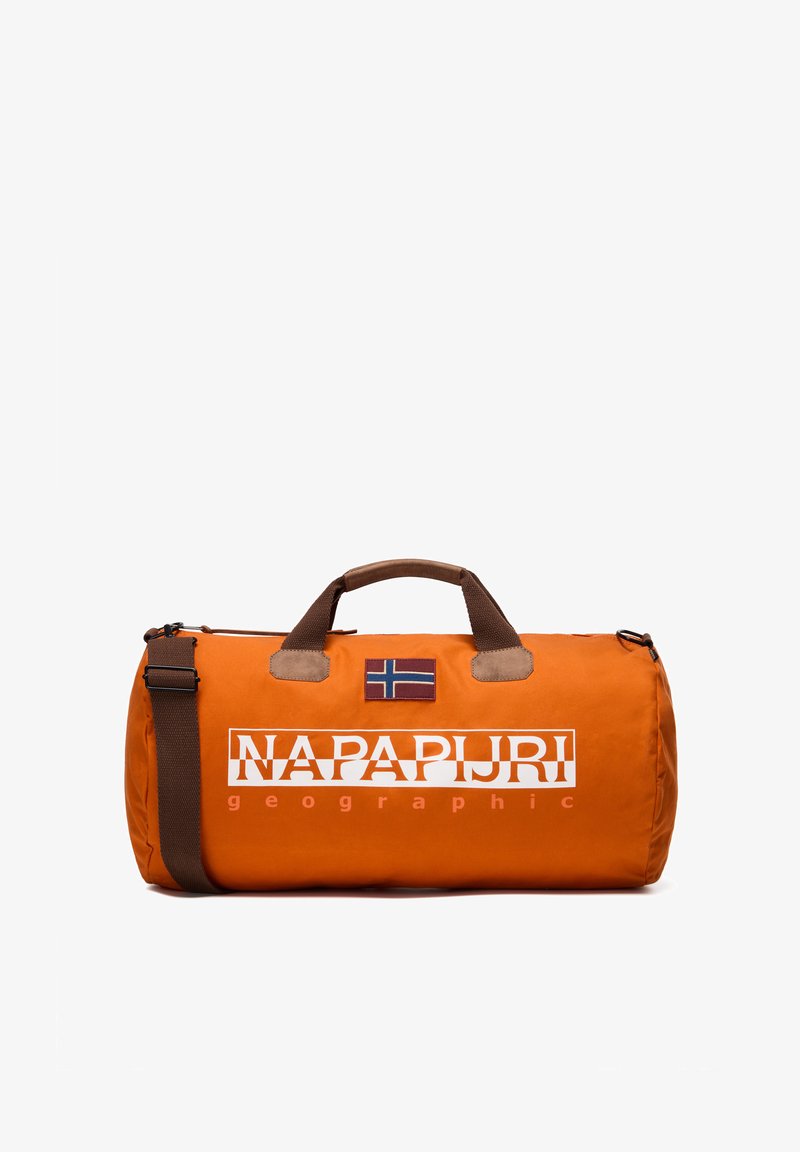 Oranssi säilytyslaukku, jossa on tummanruskeat kahvat ja säädettävä olkahihna. Laukussa on Norjan lipun sauma sekä valkoinen logo edessä.