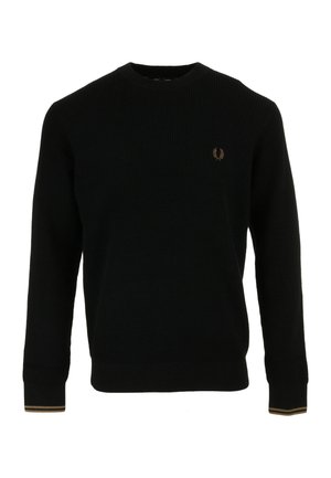 Schwarzer Strickpullover mit Rundhalsausschnitt und langen Ärmeln, kleines beige Logo auf der linken Brust und beige Streifen an den Ärmelsäumen.