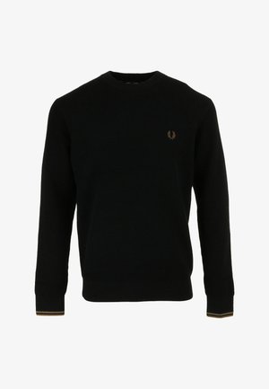 Suéter de punto negro con cuello redondo y mangas largas, pequeño logo beige en el lado izquierdo del pecho y rayas beige en los puños de las mangas.