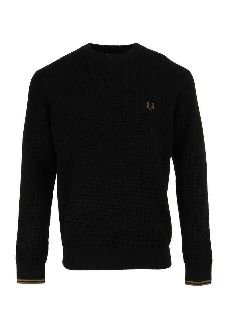 Schwarzer Strickpullover mit Rundhalsausschnitt und langen Ärmeln, kleines beige Logo auf der linken Brust und beige Streifen an den Ärmelsäumen.