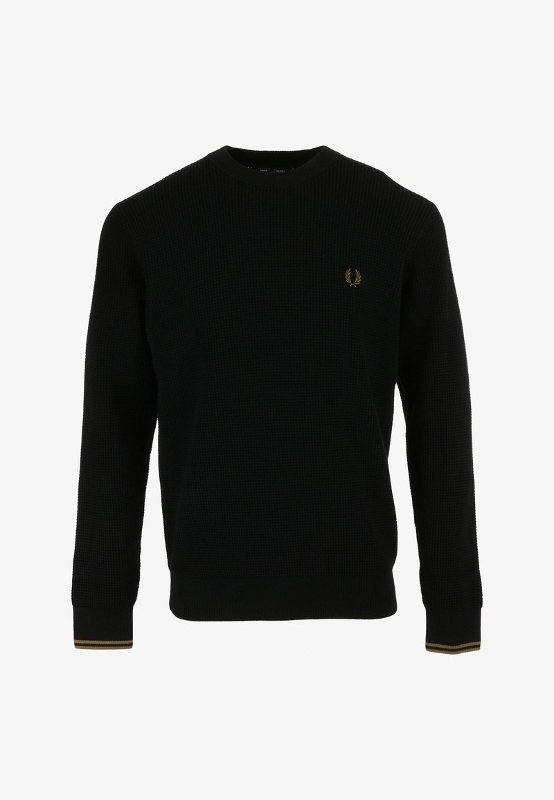 Schwarzer Strickpullover mit Rundhalsausschnitt und langen Ärmeln, kleines beige Logo auf der linken Brust und beige Streifen an den Ärmelsäumen.