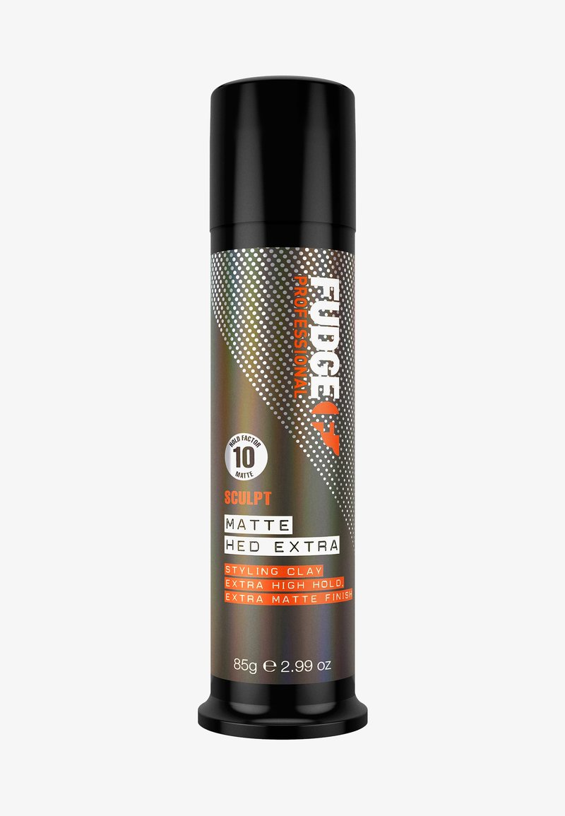 Contenitore cilindrico nero con una finitura opaca, caratterizzato da testo argento e arancione e motivi a punto. Contiene 85 g di argilla per acconciature ad alta tenuta.