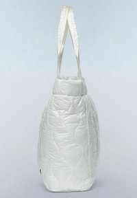 Borsa a tracolla bianca trapuntata con una forma arrotondata, realizzata in materiale liscio e lucido, dotata di due manici in tessuto. Motivo di cucitura distintivo visibile.