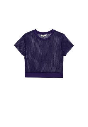 Lilla mesh crop-top med korte ærmer, der har en rund halsudskæring og en solid kant i bunden. Gennemsigtigt, åndbart materiale.
