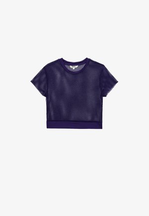Paarse mesh crop top met korte mouwen, met een ronde halslijn en een effen rand aan de zoom. Transparente, ademende textuur.