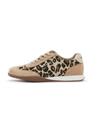 Sneaker beige e marrone con stampa leopardata, dettagli in camoscio, chiusura con lacci e suola intermedia bianca su suola in gomma.