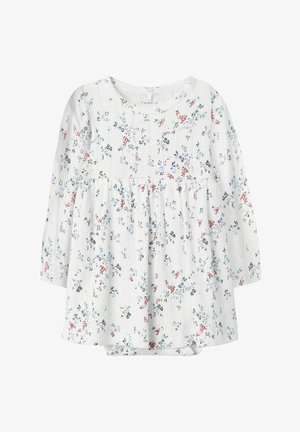Blusa de manga larga blanca con un patrón floral con acentos en azul y rojo, una tela texturada y una cintura fruncida para un ajuste holgado.