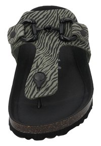 Sandale rayée verte avec une sangle texturée, un matériel réglable noir et une semelle intérieure noire rembourrée. Semelle en liège pour le soutien.