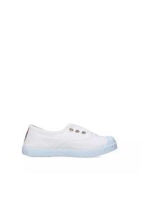 Botte slip-on en toile blanche avec une semelle en caoutchouc bleu clair, bout rond et trois œillets sur le côté pour la ventilation.