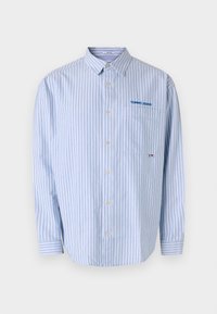 Camisa de botones a rayas azul y blanca con cuello, que presenta un bolsillo en el pecho y el logotipo "TOMMY JEANS" en costura azul. Tela de algodón.