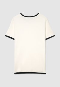 Cremfarbenes T-Shirt mit kurzen Ärmeln, schwarzem Besatz am Ausschnitt und an den Ärmeln, mit glatter Textur und klassischem Rundhalsausschnitt.