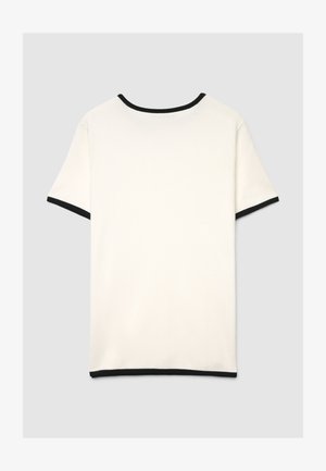 T-shirt crema a maniche corte con bordatura nera al collo e alle maniche, caratterizzata da una texture liscia e un design classico con scollo rotondo.