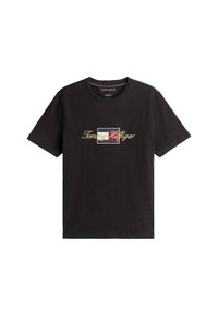 Camiseta de algodón negra con un logotipo bordado en la parte frontal en dorado, rojo y azul. Manga corta, cuello redondo y corte estándar.