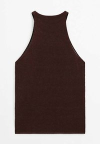 Haut marron sans manches en tricot avec un col haut, caractérisé par une texture lisse et des emmanchures arrondies. Pas de motifs ou d'accents visibles.