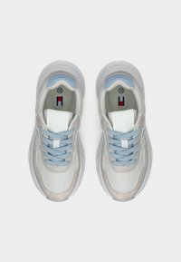 Ελαφριά αθλητικά παπούτσια σε συνδυασμό απαλού γκρι, λευκού και ανοιχτού μπλε. Διαθέτουν διαπνέον δίχτυ, μαλακές σουέντ λεπτομέρειες και επίπεδα κορδόνια.