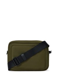 Pravougaona maslinasto zelena crossbody torba sa širokim crnim podesivim remenom i jednostavnim šivenim detaljima naprijed.