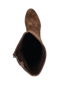 Bruine suède enkelboot met een gladde textuur, strakke ontwerp, spitse neus en een zijrits voor gemakkelijke toegang.