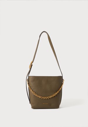 Bolso saco de piel verde oliva con correa ancha para el hombro, detalle de cadena dorada en la parte delantera y pequeño logotipo de Michael Kors en la parte inferior.