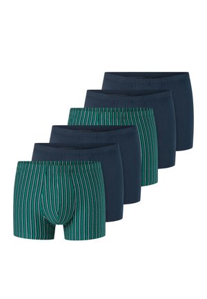 Zes paar herenboxers in een rij gerangschikt, afwisselend effen donkerblauw en groen met verticale strepen.