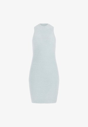 Pletené bezrukávové šaty svetlomodrej farby. Úzky strih s textúrovaným povrchom a vysokým golierom. Dĺžka do polovice stehna s hladkým finišom.