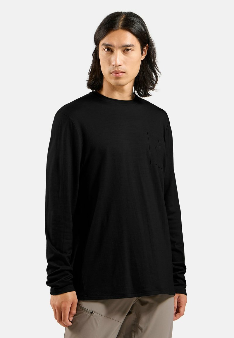 Schwarzes Langarm-T-Shirt aus leichtem Stoff, mit Rundhalsausschnitt und kleiner Brusttasche mit prägnantem Logodesign.