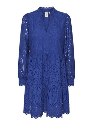 Blå kjole laget av brodert stoff med et lagdelt, tiered design. Har lange ermer, en v-utringning og intrikate utskårne mønstre.