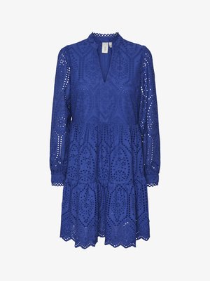 Blå kjole laget av brodert stoff med et lagdelt, tiered design. Har lange ermer, en v-utringning og intrikate utskårne mønstre.