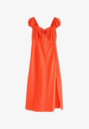 Pomarańczowa sukienka z bufkami, zebranym dekoltem i wiązaniem. Posiada rozporek po boku i gładką teksturę tkaniny.