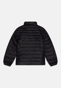 Svart puffjacka med hög krage, quiltat mönster och elastiska ärmslut. Slät yta, ingen synlig hårdvara eller detaljer.