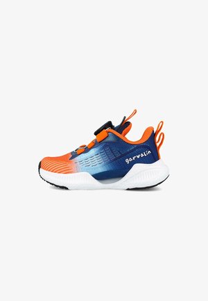 Zapatilla deportiva con parte superior de malla naranja y azul, media suela blanca, suela exterior negra y cierre de cordón ajustable. Nombre de la marca visible en el lateral.