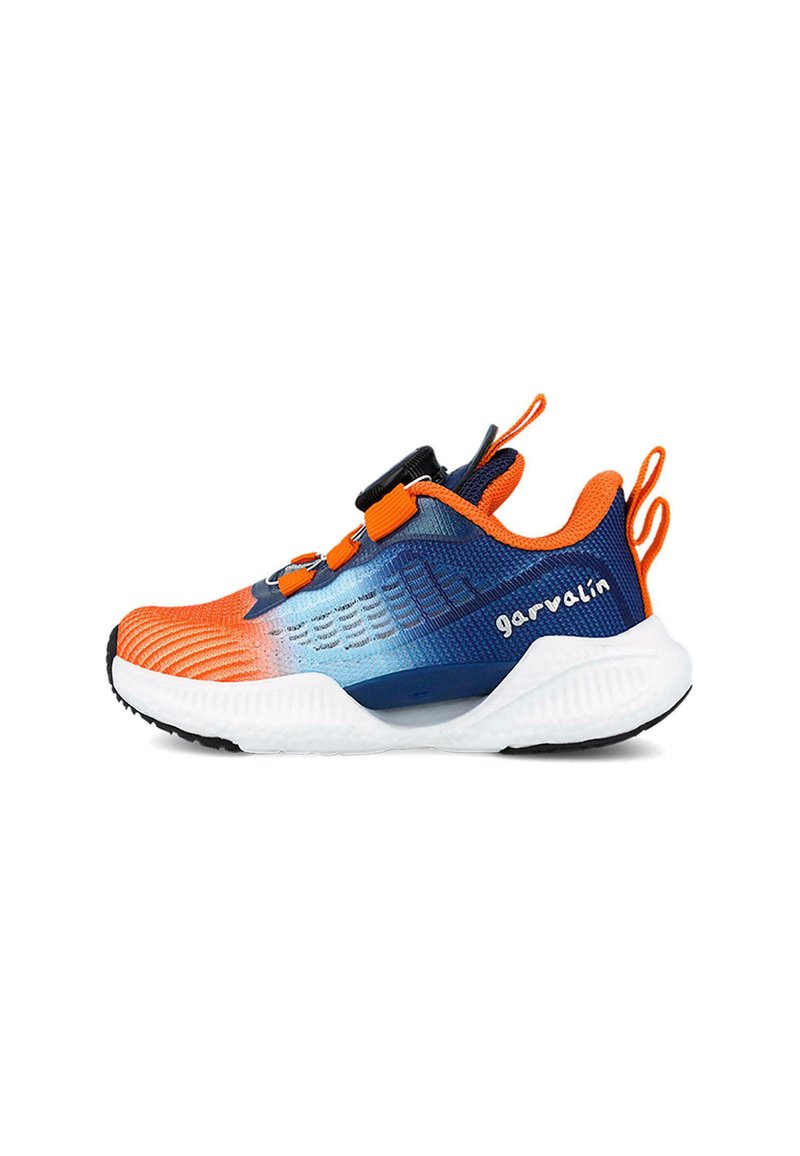 Zapatilla deportiva con parte superior de malla naranja y azul, media suela blanca, suela exterior negra y cierre de cordón ajustable. Nombre de la marca visible en el lateral.