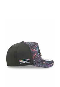 Schwarze Mütze mit einem bunten Spritzmuster auf dem Schirm und der Oberseite. Verfügt über ein Logo an der Seite und ein "Crucial Catch"-Patch auf der Vorderseite.