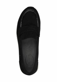 Must musta slip-on kingad ümarate varvastega, tekstureeritud pealmise osaga ja kontrastsete valgete tallatäppidega. Iseloomulikud dekoratiivsed aktsendid sisetalla lähedal.