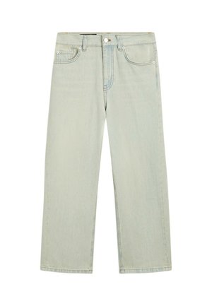 Jean en denim clair avec jambe droite, design à cinq poches, passants pour ceinture et fermeture par bouton métallique.