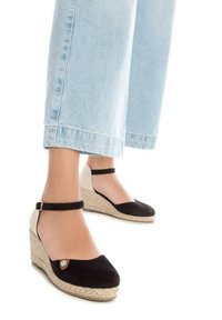 Wedges de espadrille negras con punta redondeada, parte superior de tela y suela de yute trenzado. Correa en el tobillo ajustable. Tacón texturizado y paneles laterales.