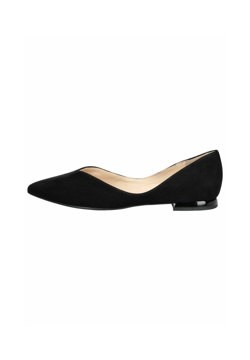 Scarpa piatta in suede nera con punta affusolata, design elegante, hardware minimale e tacco basso lucido. L'interno è di un colore chiaro per contrasto.