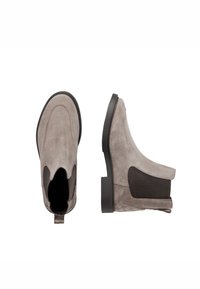 Botas de tobillo de ante gris con paneles laterales elásticos, punta redonda y suela de goma plana. Asa en la parte posterior para ponerlas fácilmente. Textura suave en general.