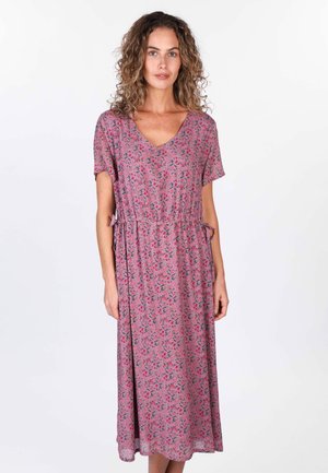 Floral midi Kleid aus pinkem Stoff mit V-Ausschnitt, kurzen Ärmeln und Kordelzug in der Taille. Mit einem sich wiederholenden Blattmuster und fließender Silhouette.