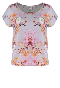 Chemise lavande à manches courtes avec motif floral symétrique en rose, orange, jaune et blanc, avec un col rond.